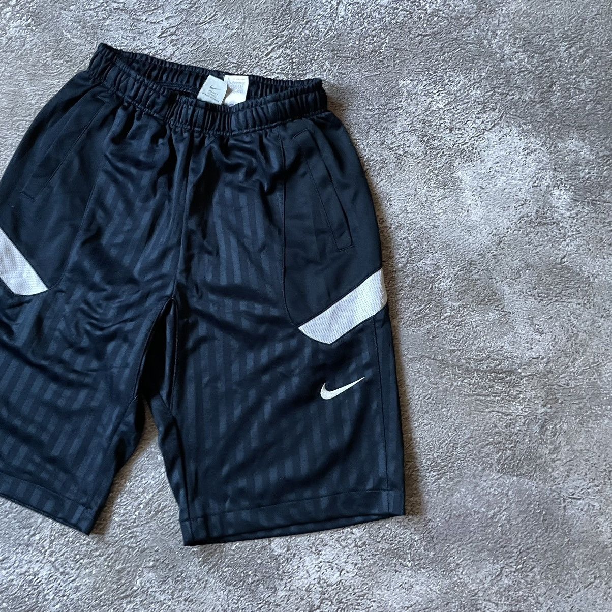 Nike Vintage Y2K Nike Short Logo Sportwear Casual Buymypiece 90s Size US 30 / EU 46 - 3 Thumbnail