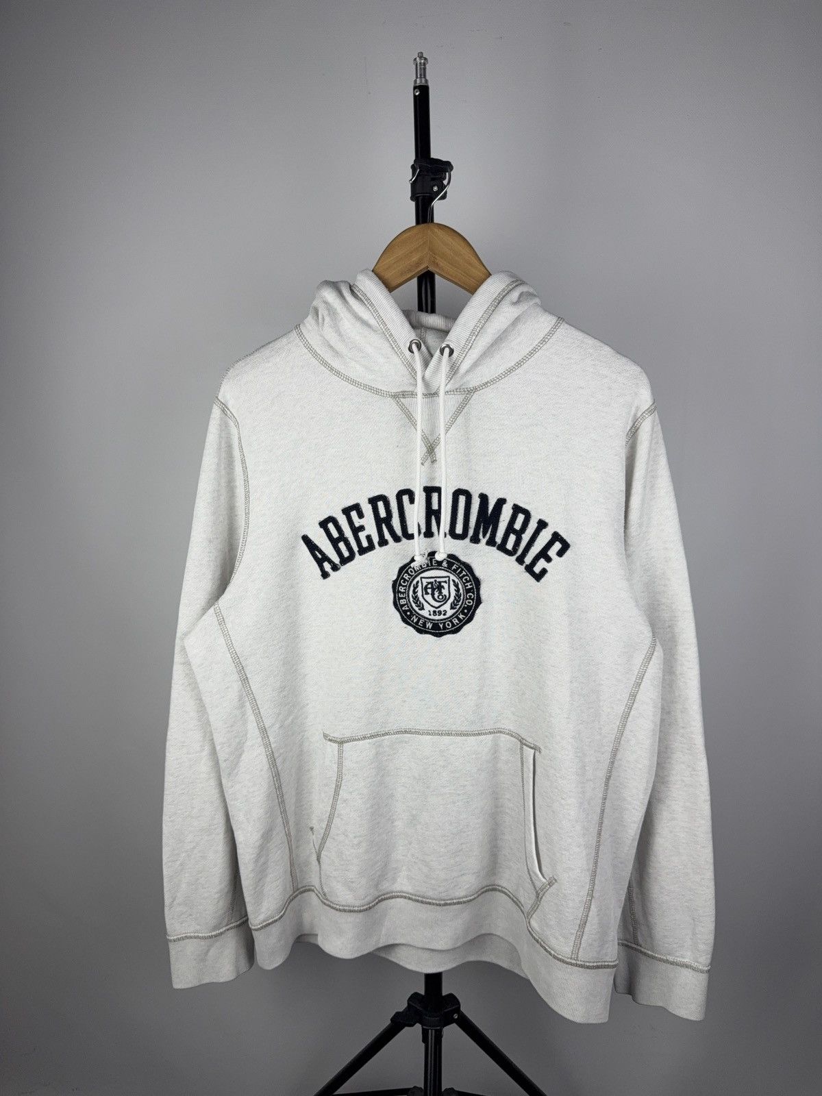 Abercrombie & Fitch Vintage Abercrombie & Fitch Crest Logo Hoodie Light White L Size US L / EU 52-54 / 3 - 1 Thumbnail