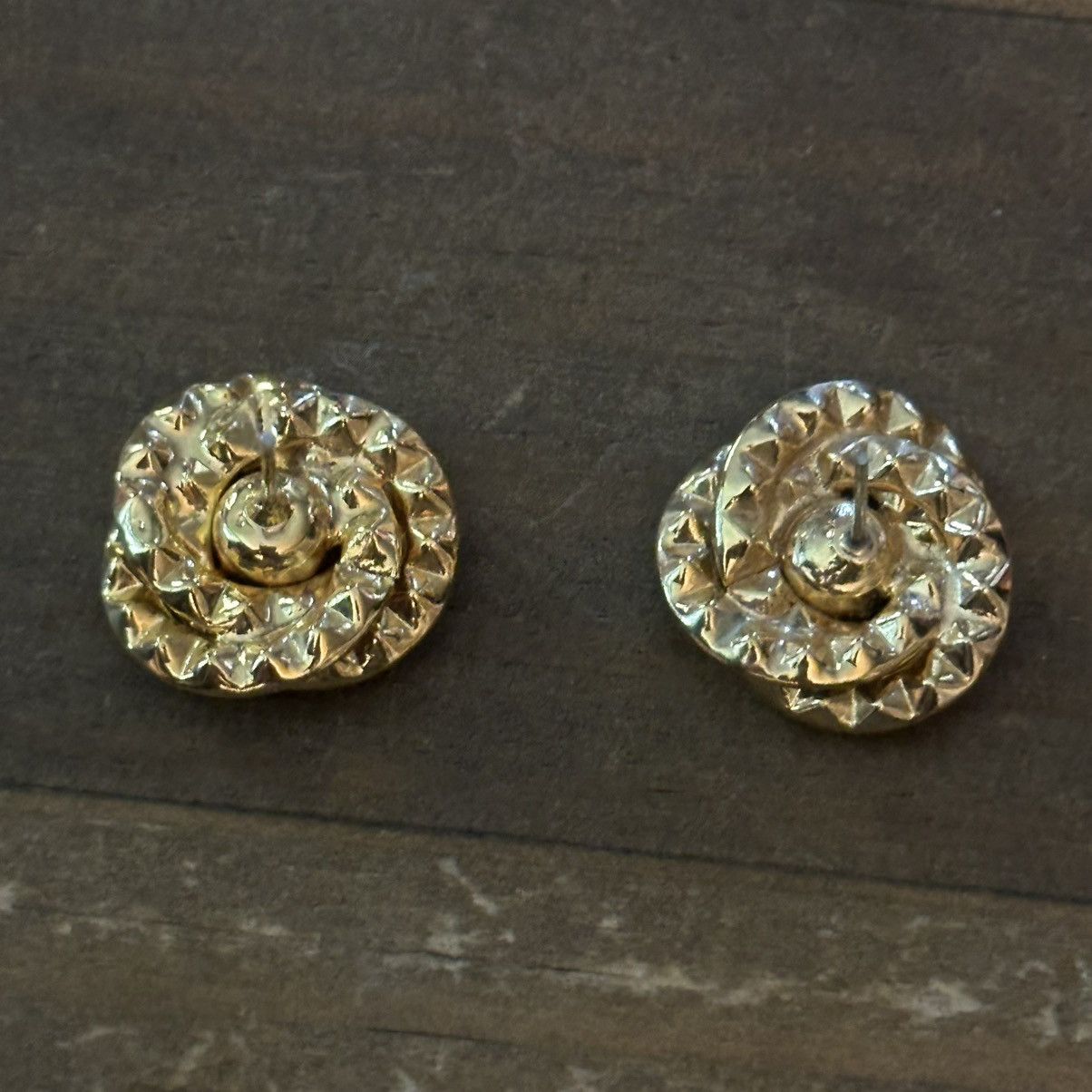 Other Gold tone swirly emerald and rhinestones post earrings Size ONE SIZE - 5 Thumbnail