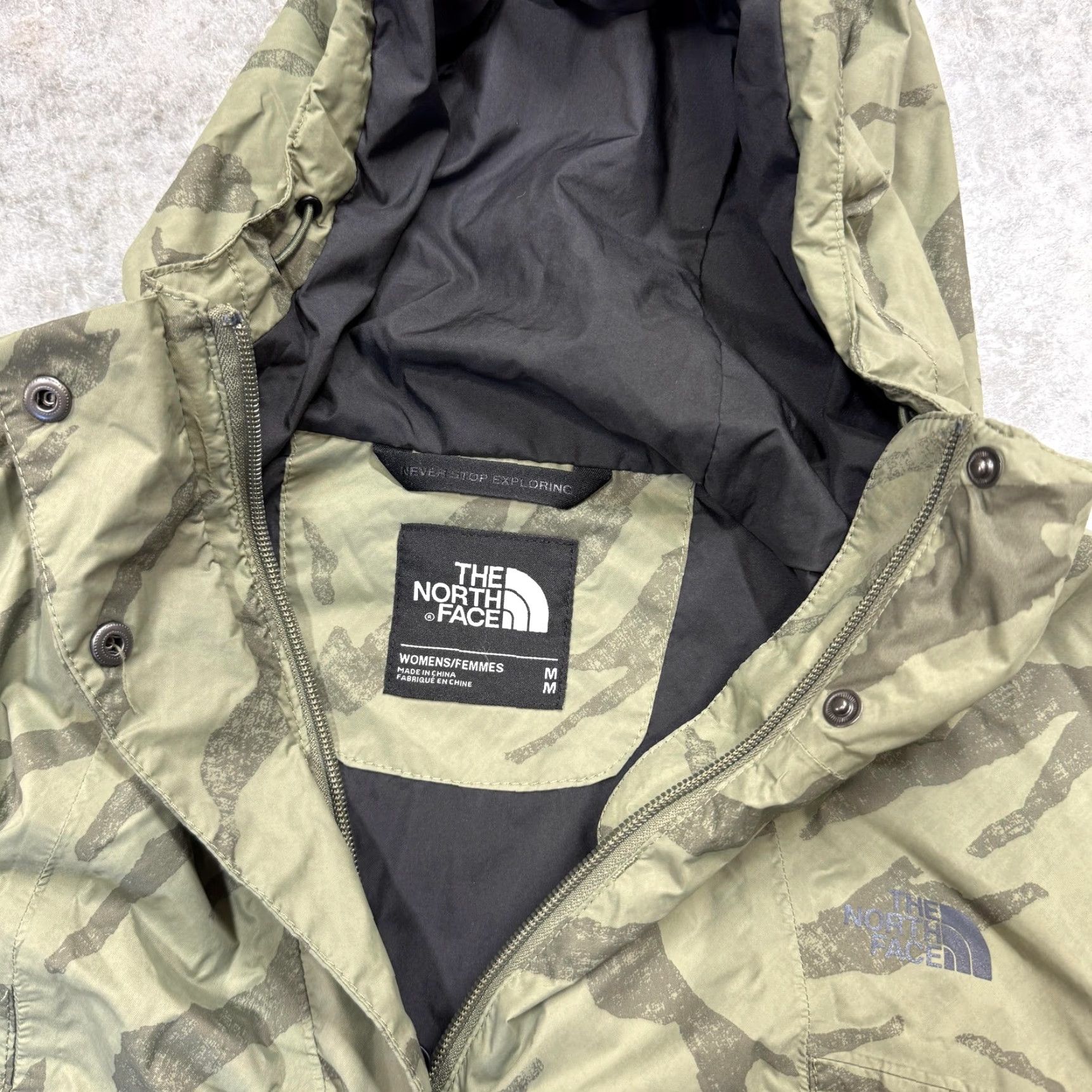 The North Face VINTAGE The North Face Jacket Womens Medium Green Camouflage Hooded Lightweight Windbreaker Size M / US 6-8 / IT 42-44 - 3 Thumbnail