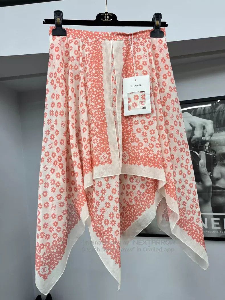 Chanel Chanel Pink daisy-printed skirt Size 42" / US 20 - 1 Thumbnail