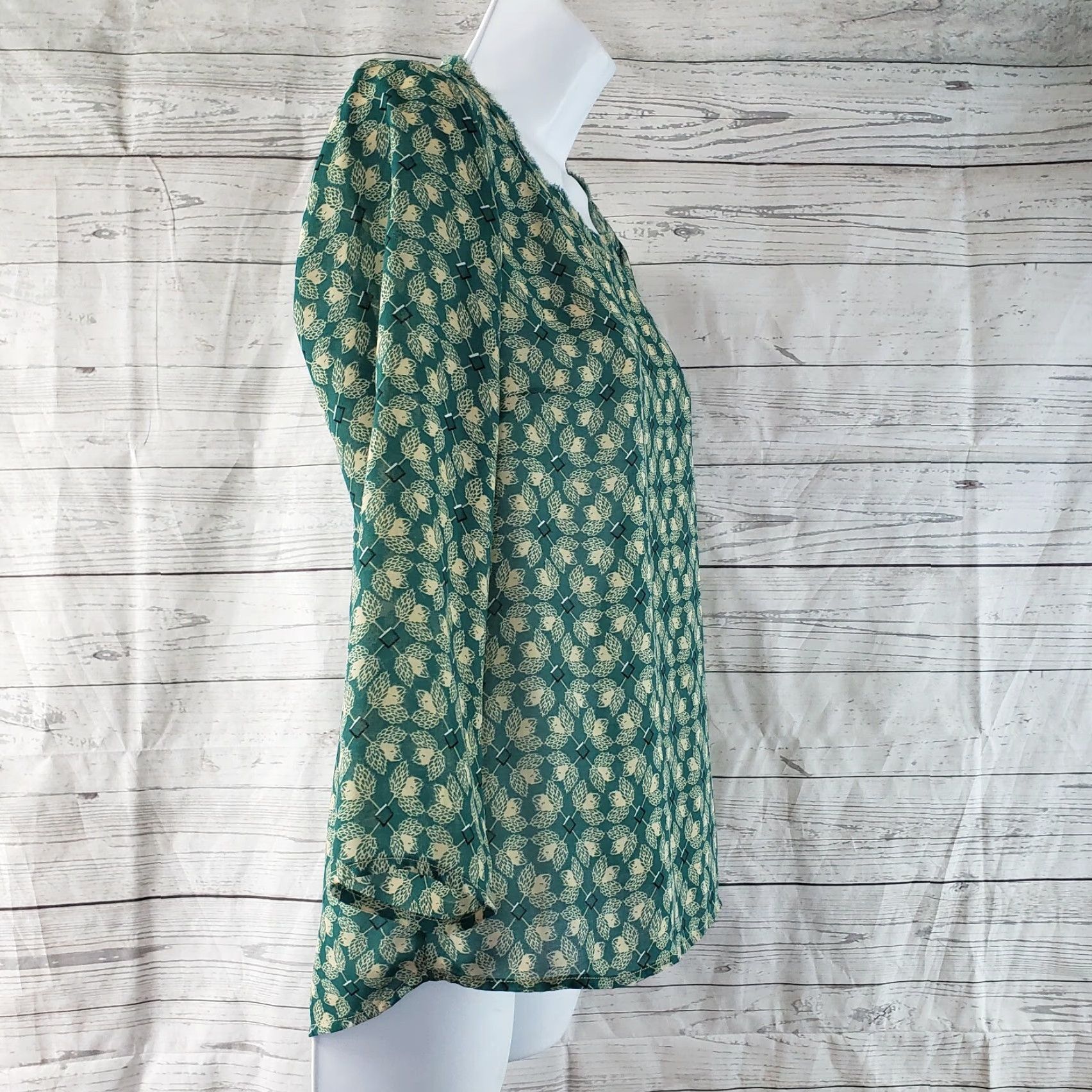 Vintage CAbi 3069 Womens Jade Leaf Print Blouse XS Green 3/4 Sleeve Round Neck Floral Polyester Shirt Womens XS Green Jade Leaf Print Blouse Size XS / US 0-2 / IT 36-38 - 2 Thumbnail