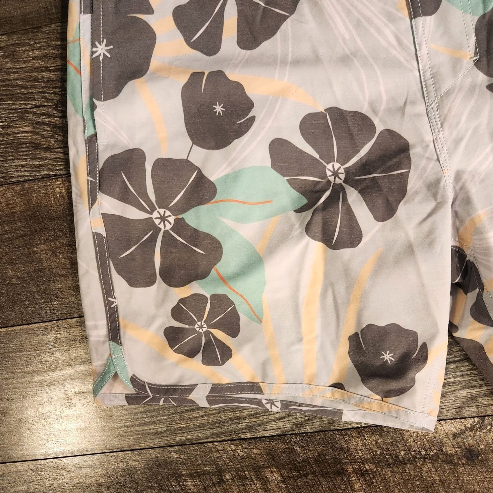 Roark Roark The Chiller Board Shorts Mens 36 Swim Bottom Hawaiian AOP Floral Multicolor Beach Lifeguard Recreational Back Pocket Comfortable Fit Mens Size US 36 / EU 52 - 6 Thumbnail
