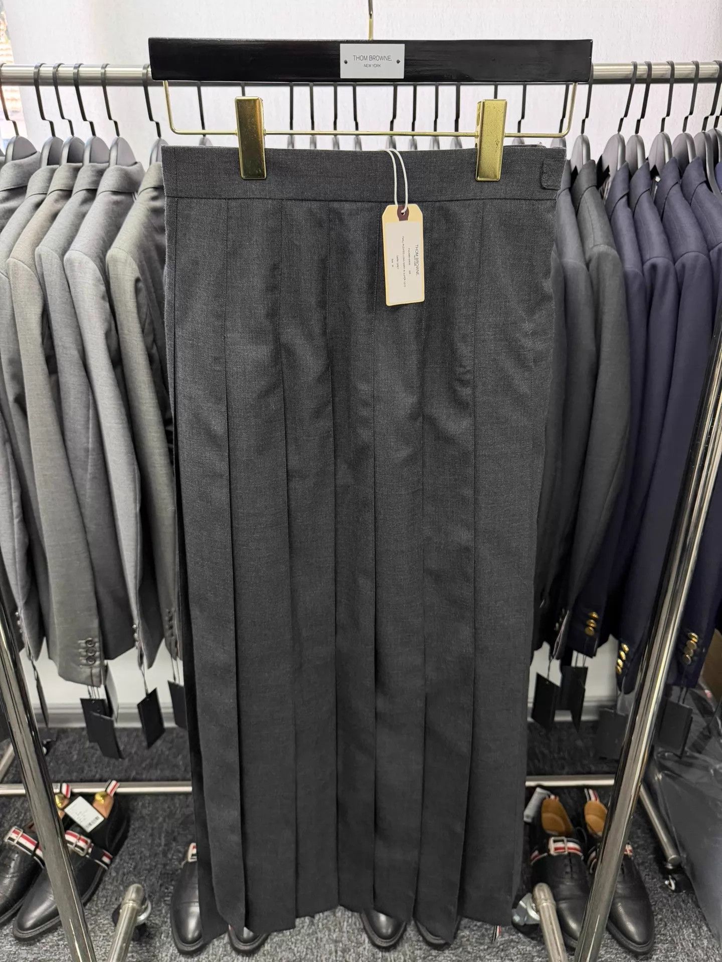 Thom Browne Thom Browne Women's Long Pleated Skirt Deep Gray 36 Size XS / US 0-2 / IT 36-38 - 1 Thumbnail