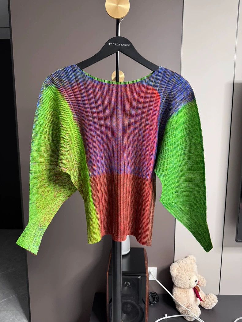 Issey Miyake size:3 Red and green long-sleeved top