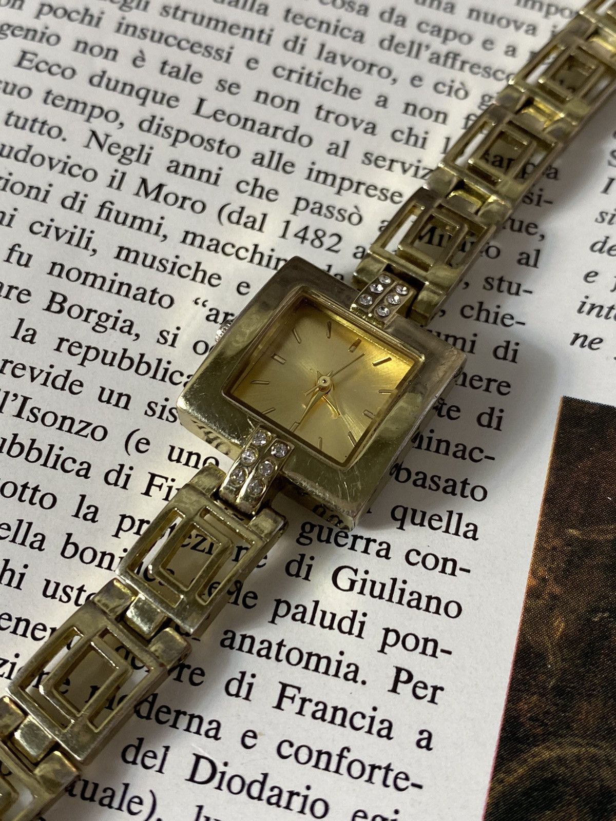 Japanese Brand Elegant Avon Quartz Watch - Gold Tone, Tested Working Size ONE SIZE - 3 Thumbnail