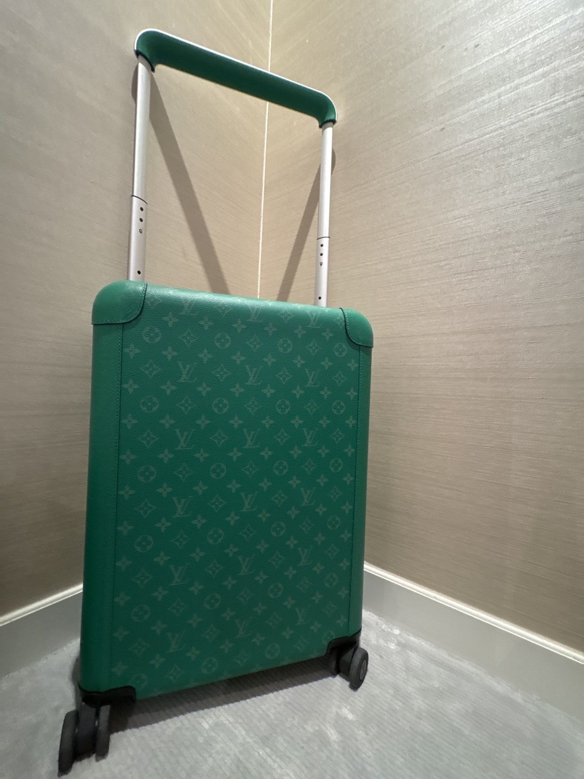 Louis Vuitton Louis Vuitton horizon 55 Size 46 - 2 Thumbnail
