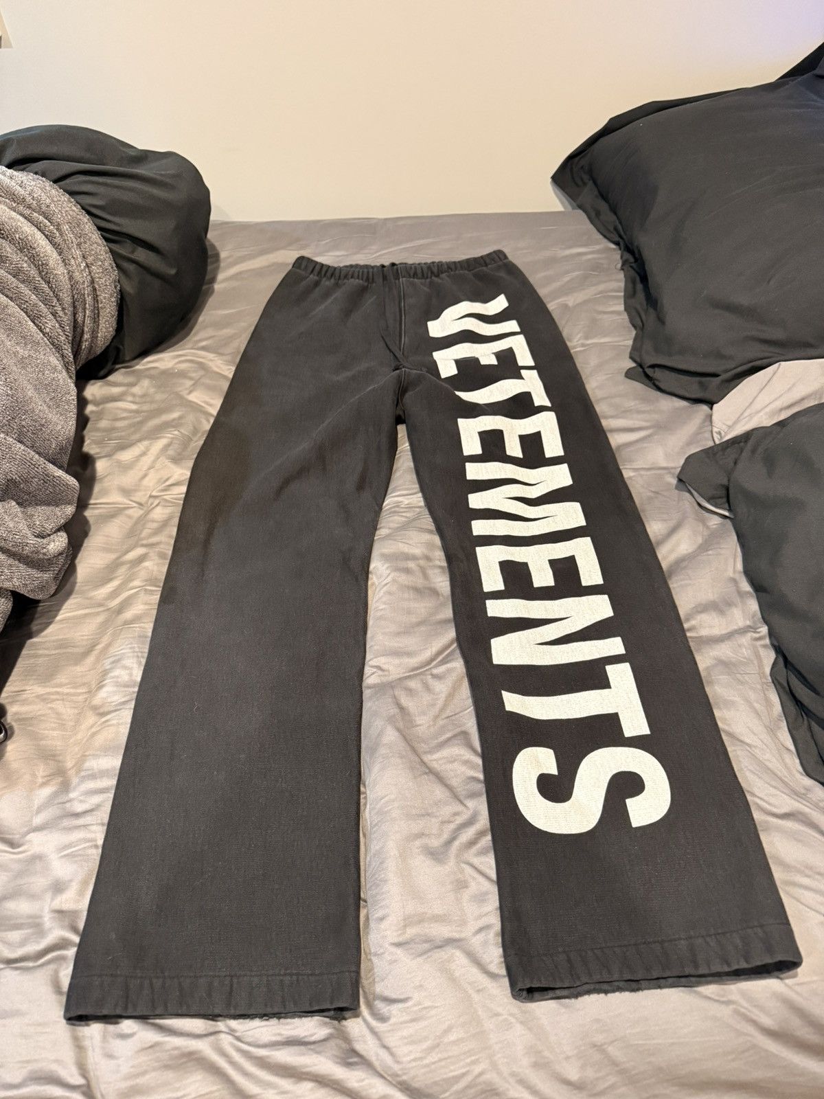 Vetements AW18 Spellout Sweatpants - M