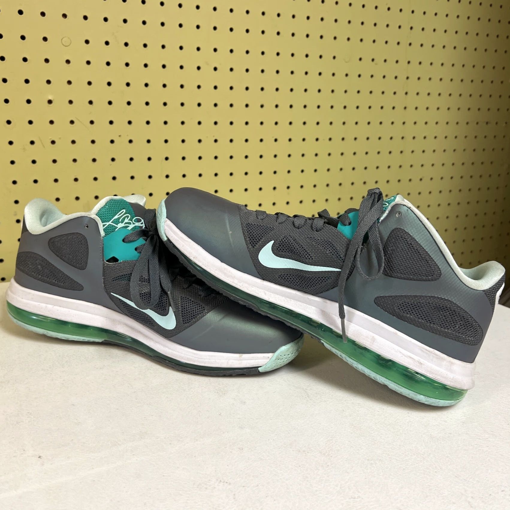 Nike Nike Lebron 9 Low Easter Sneaker Men 10.5 US Size 10 Multicolor 510811-001 Size US 9 / EU 42 - 5 Thumbnail