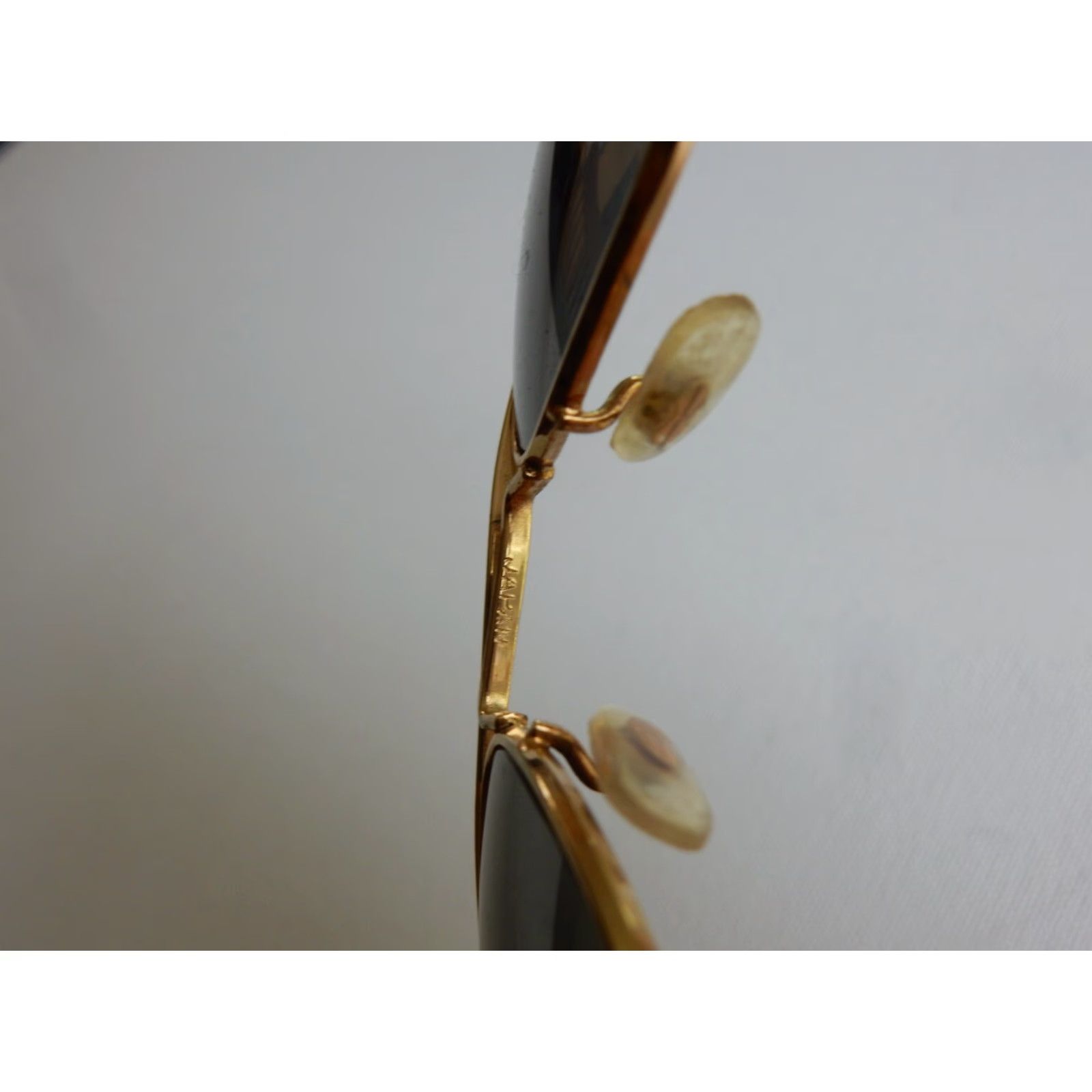Vintage VINTAGE Diamond Plate Aviator Sunglasses Men Gold 80s Retro Size ONE SIZE - 5 Thumbnail