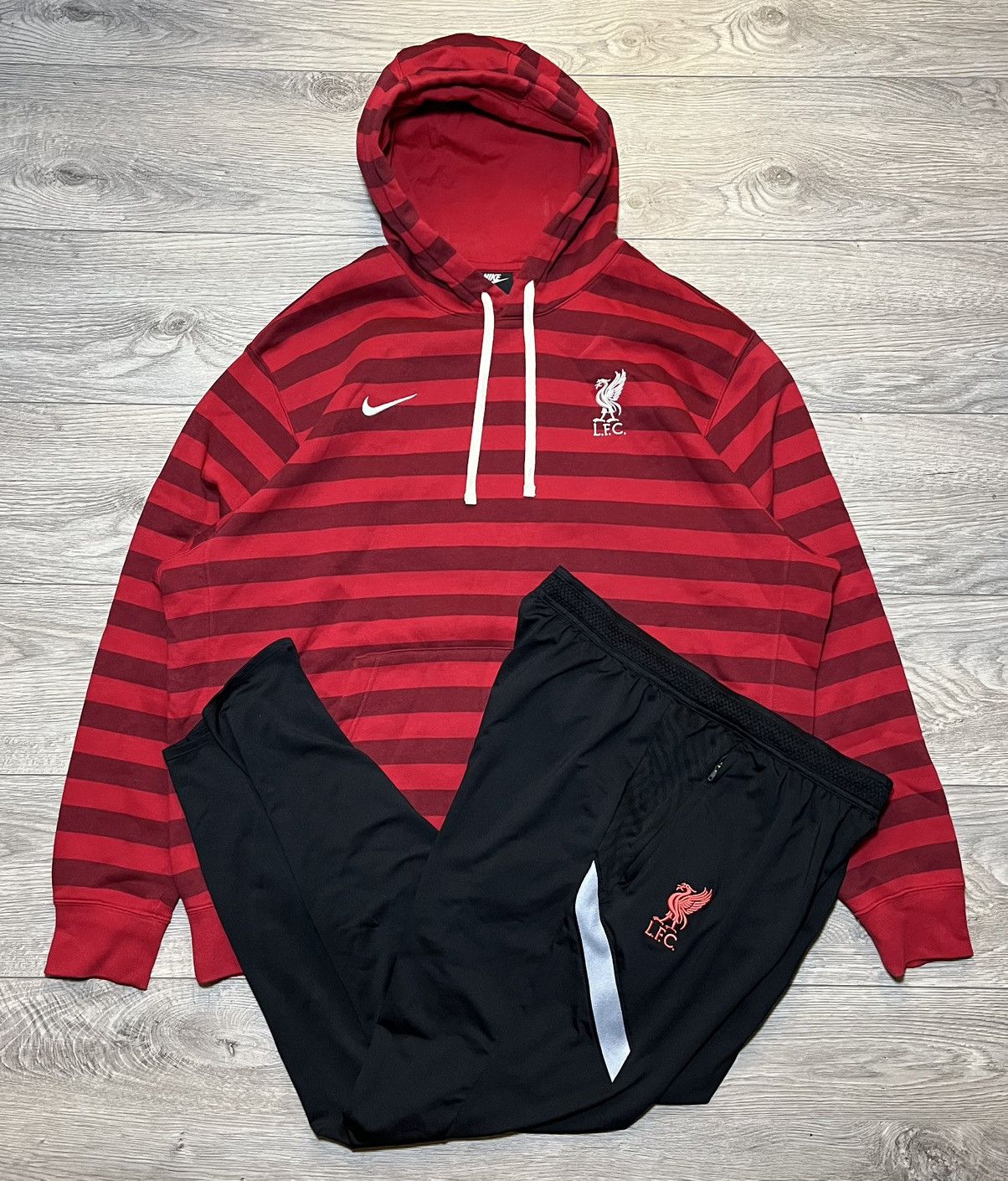 Nike Liverpool football suit 2020 size XL Size US XL / EU 56 / 4 - 1 Thumbnail