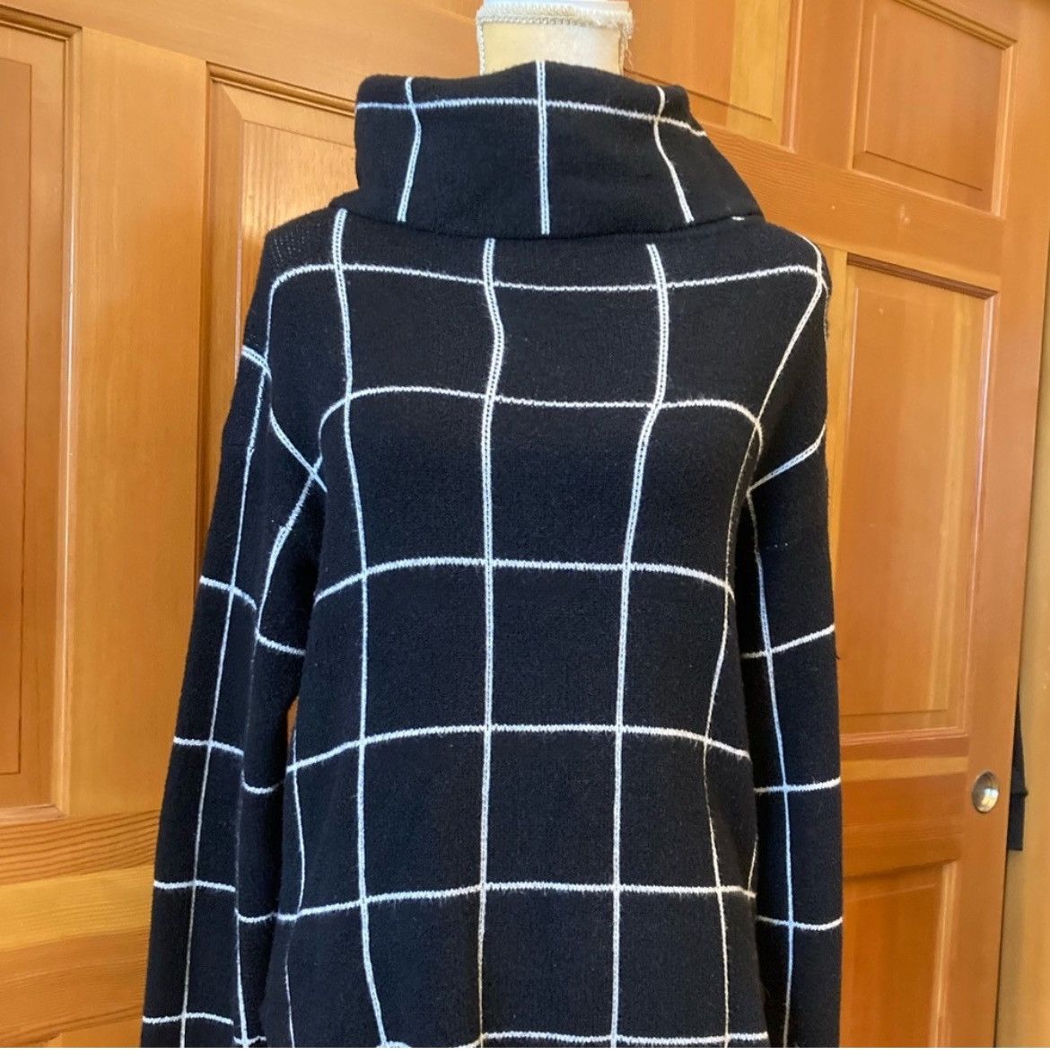 Designer × Other NWT, Lavishly Paris Women's Black Turtleneck Sweater. Size S / US 4 / IT 40 - 9 Thumbnail