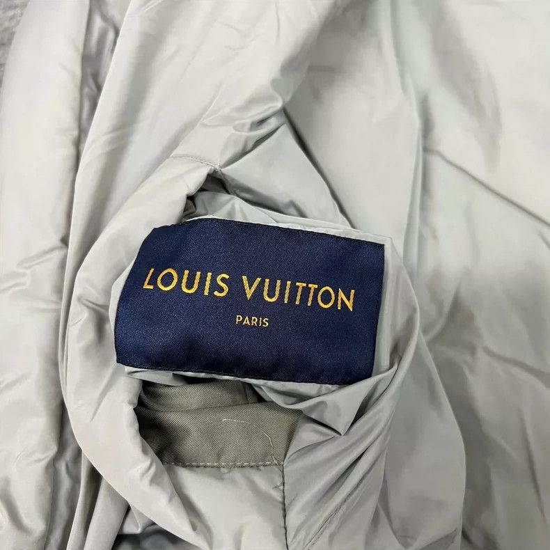 Louis Vuitton Louis Vuitton Grey three-flower double-sided cotton-padded Size US L / EU 52-54 / 3 - 7 Thumbnail
