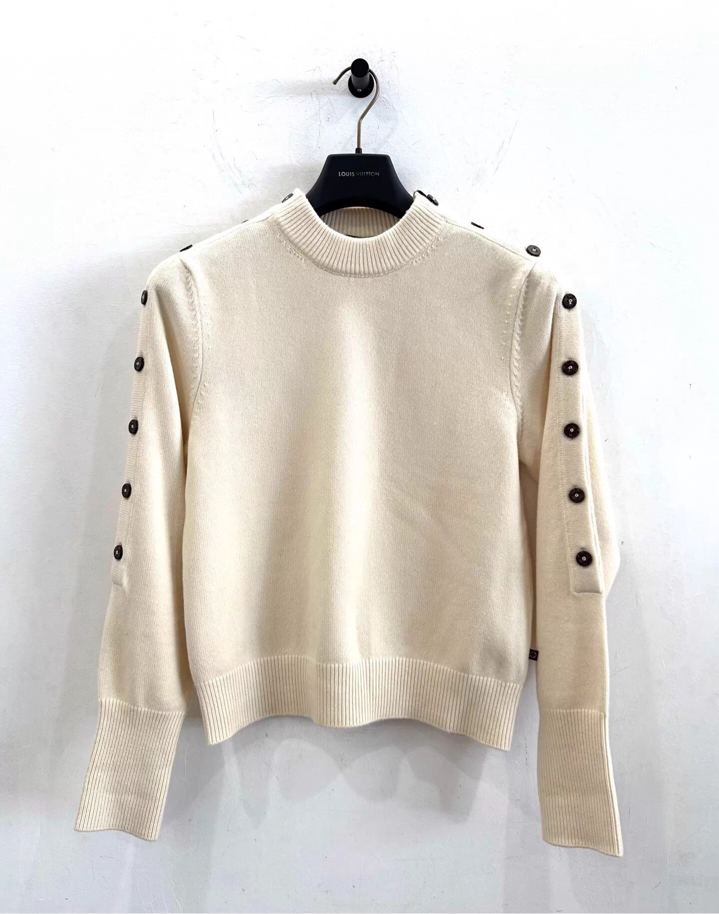 Louis Vuitton LV white sweater M side brown monogram logo button Size M / US 6-8 / IT 42-44 - 1 Thumbnail