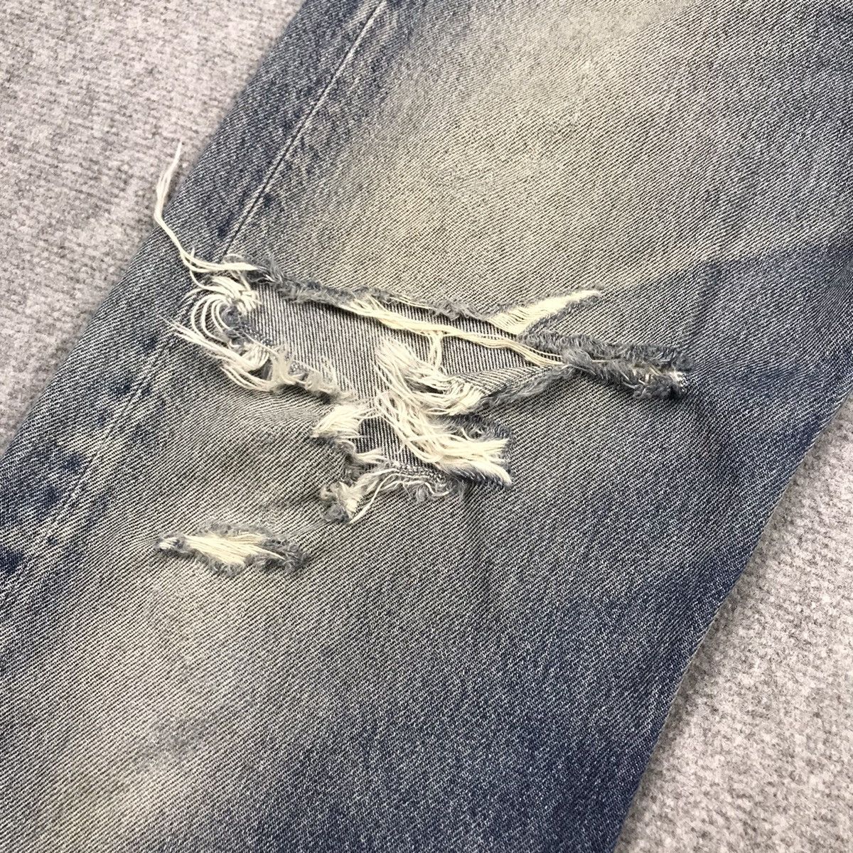 Levi's Vintage Clothing × Vintage LEVIS 501 DISTRESSED DENIM FADED BUTTON 501 PANTS 147 Size US 30 / EU 46 - 3 Thumbnail