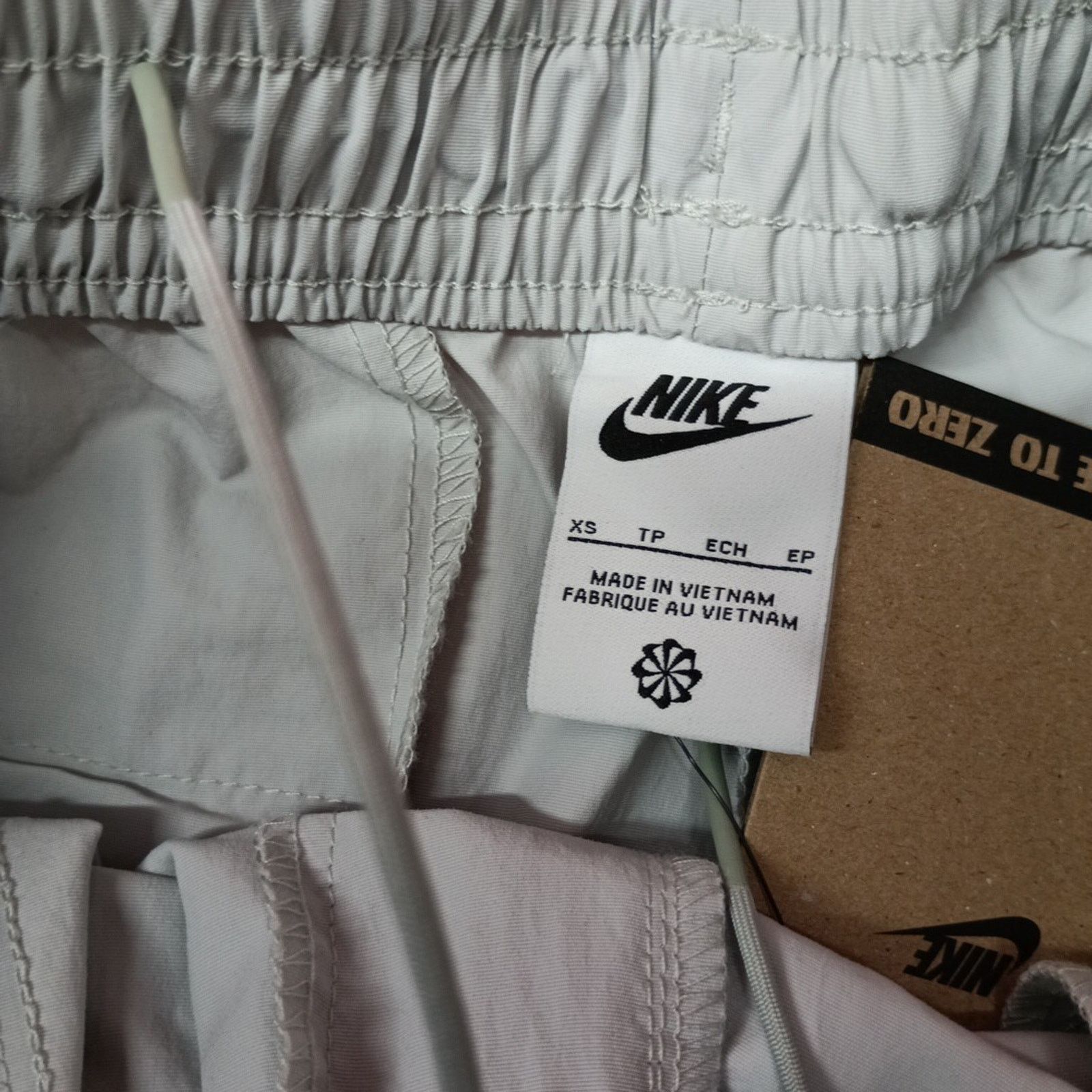 Nike Nike Shorts Women's Size XS Silver Woven Mid Rise 5" Inseam Size 26" / US 2 / IT 38 - 3 Thumbnail