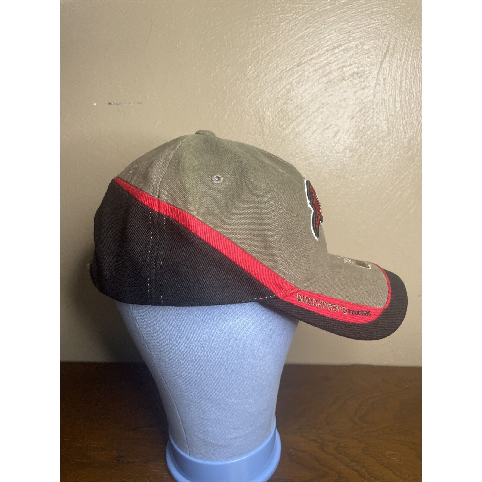 Reebok VTG Reebok Tampa Bay Buccaneers Adjustable NFL NWOT Size US L / EU 52-54 / 3 - 7 Thumbnail