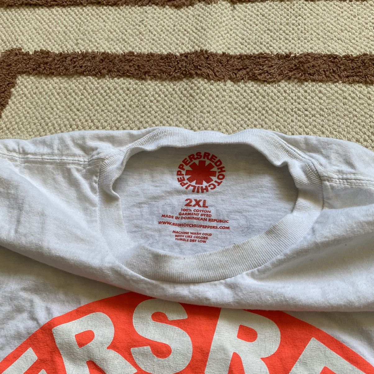 Band Tees RED HOT CHILI PEPPERS 2022-23 WORLD TOUR BIG LOGO T SHIRT Size US XXL / EU 58 / 5 - 6 Thumbnail