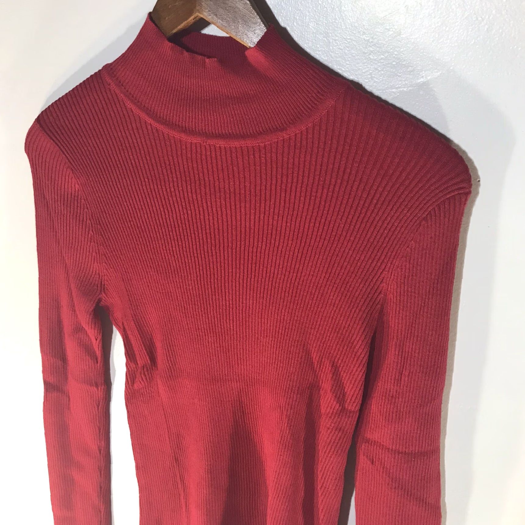 Vintage Kim Rogers Blouse Shirt Womens M Red Solid Long Sleeve Button Detail Pullover Knit Lightweight Easy Care 90s? (adjust) Size M / US 6-8 / IT 42-44 - 2 Thumbnail