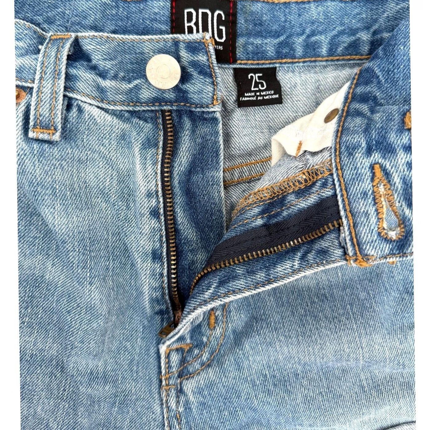 Bdg BDG Mom Denim Shorts 100% Cotton Blue 25 Womens Regular High Rise with Pockets Size 42" / US 20 - 4 Thumbnail