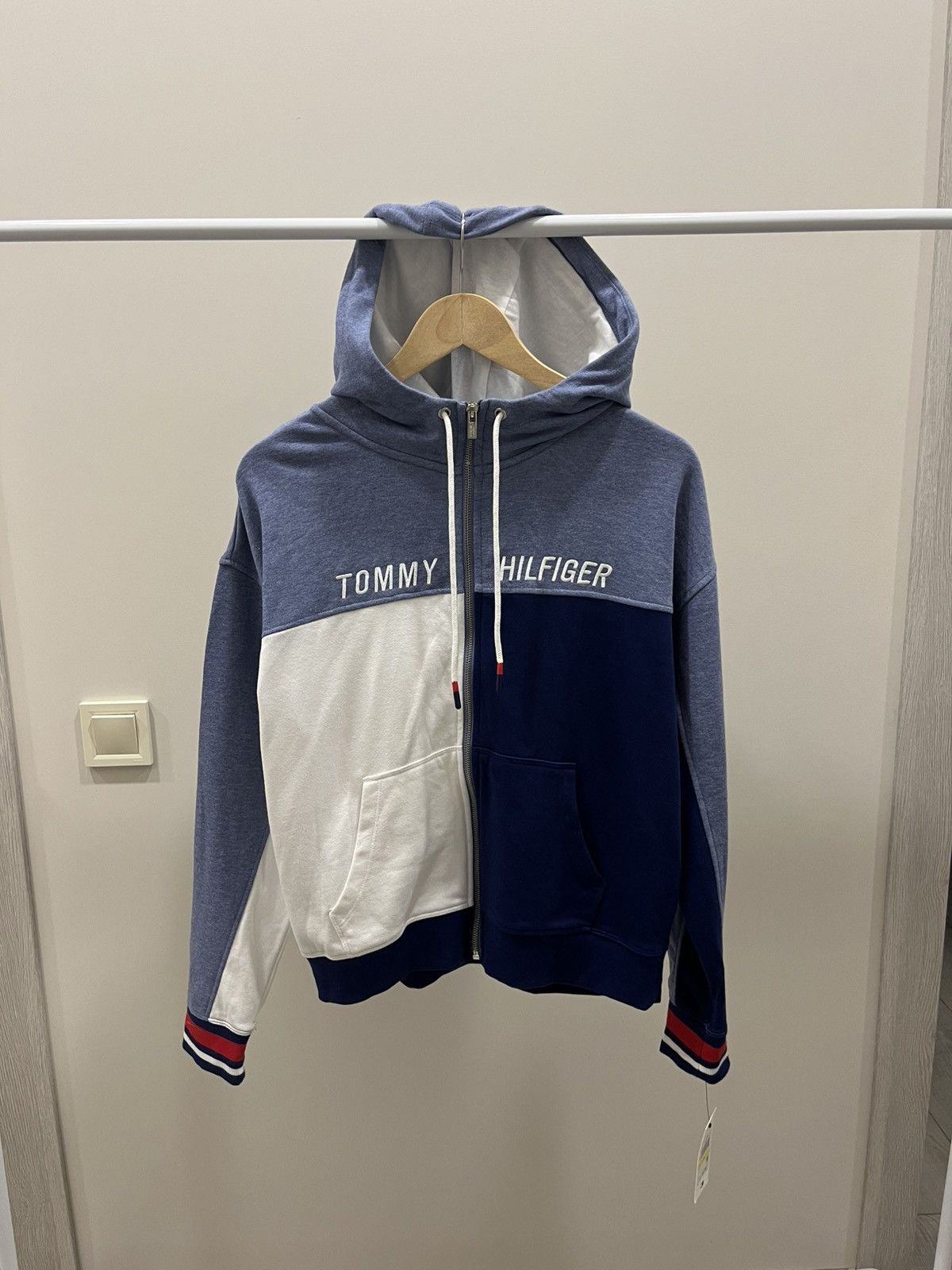 Vintage Vintage Y2K Tommy Hilfiger Zip Hoodie Sweatshirt Size M / US 6-8 / IT 42-44 - 1 Thumbnail
