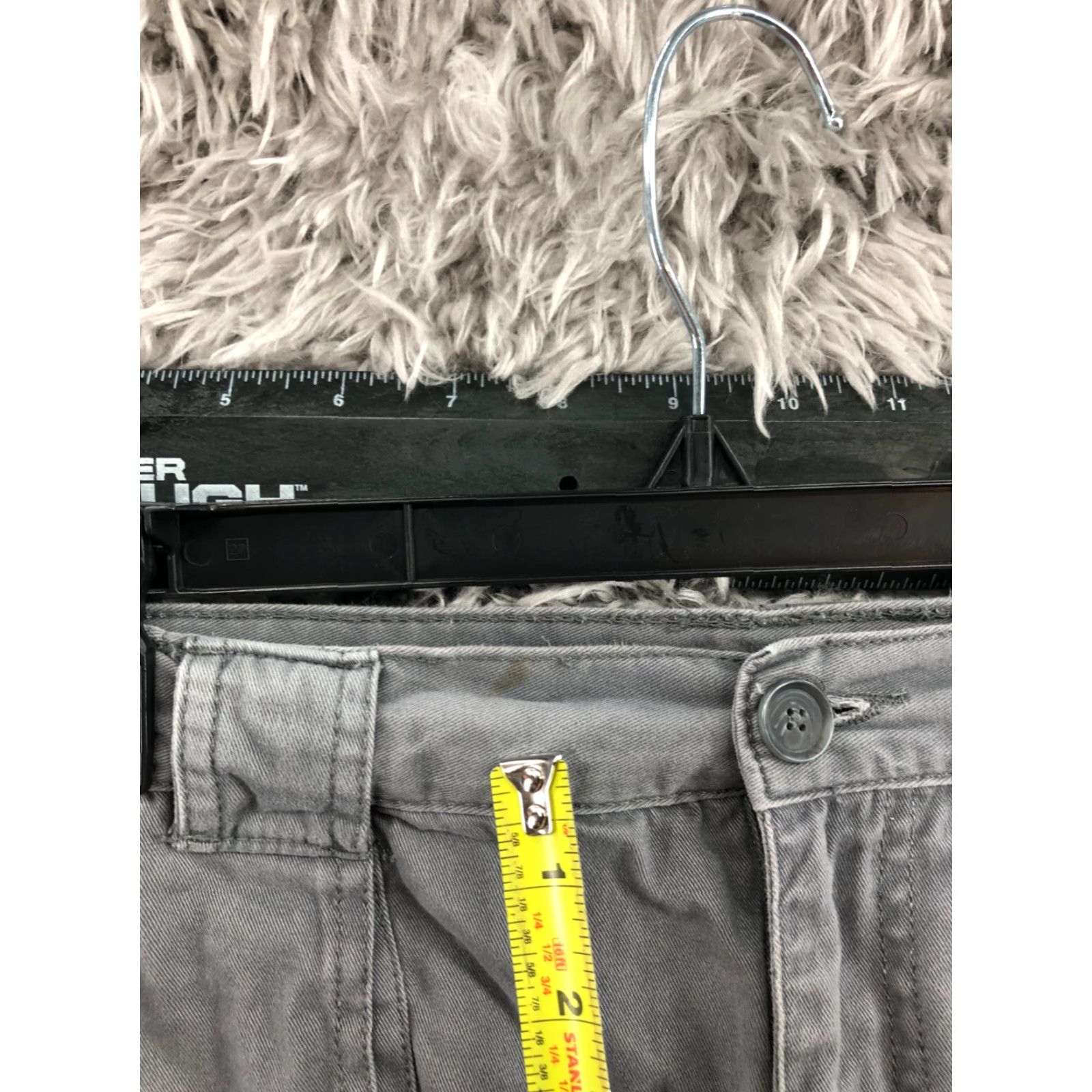 Croft & Barrow Croft & Barrow Cargo Shorts Mens 46 Mid Rise Gray Cargo Shorts 46 Mens Gray Five Pocket Design Rectangular Logo Cotton Blend Knit's Medium Wash Size US 30 / EU 46 - 4 Thumbnail
