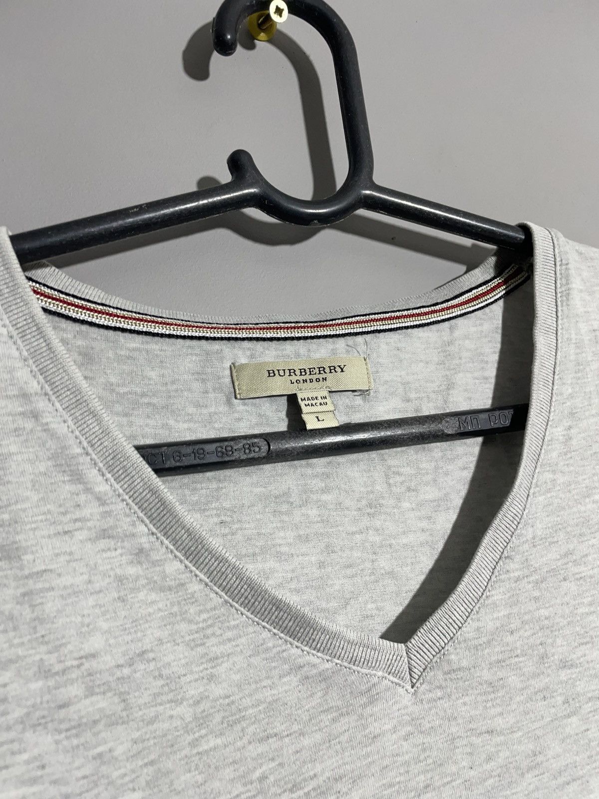 Burberry Burberry London V-neck tshirt size L Size US L / EU 52-54 / 3 - 3 Thumbnail