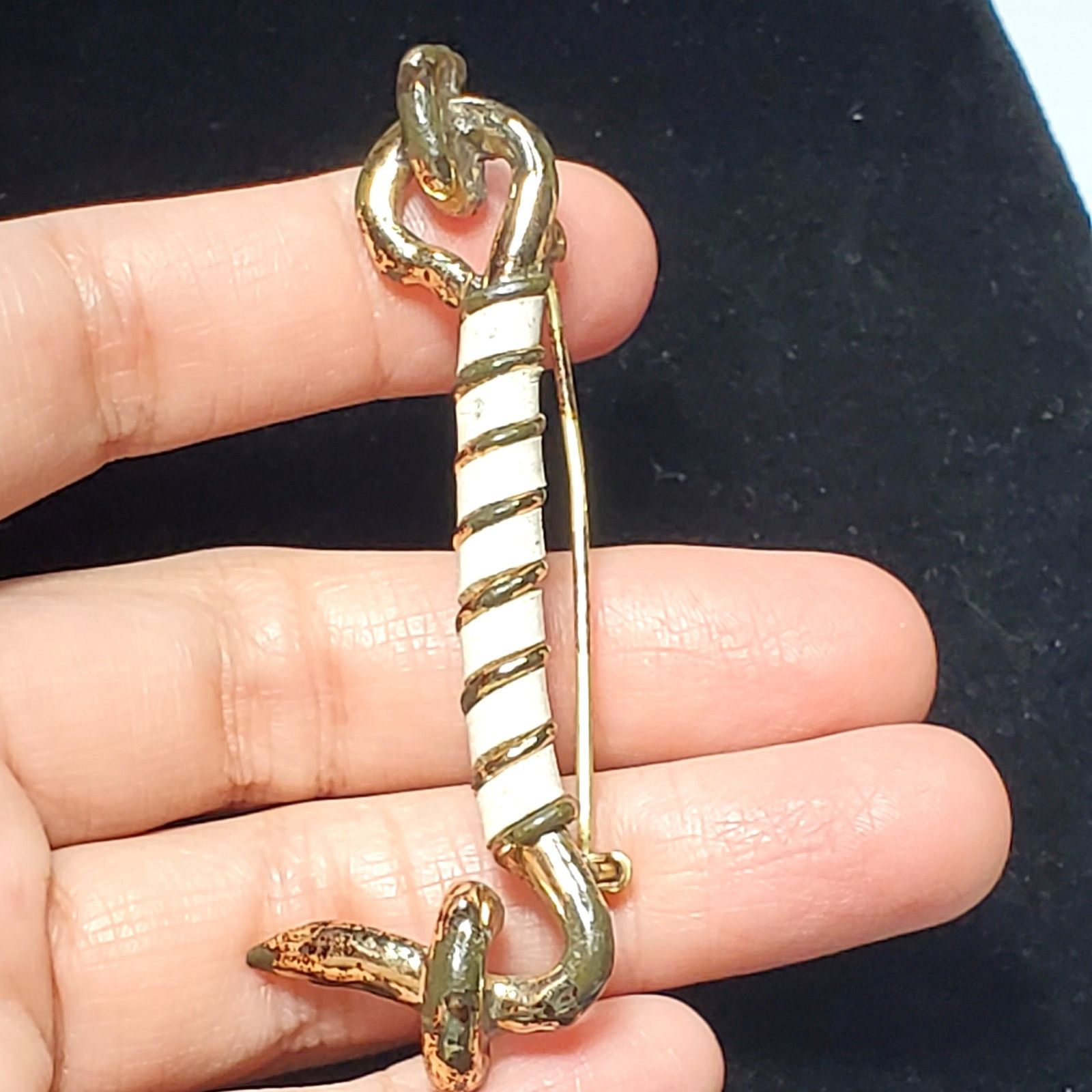 Other Gold Tone Hook Lock White Twist 2.5" Unsigned Vtg Size ONE SIZE - 2 Thumbnail