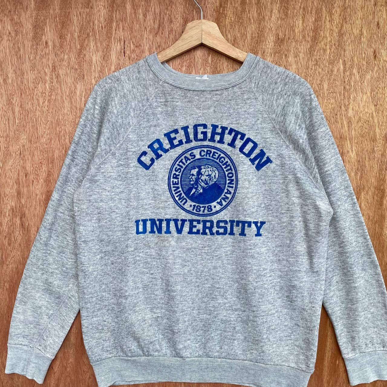 Vintage VINTAGE 80s Creighton University Sweatshirt Grey Raglan Size US XL / EU 56 / 4 - 3 Thumbnail