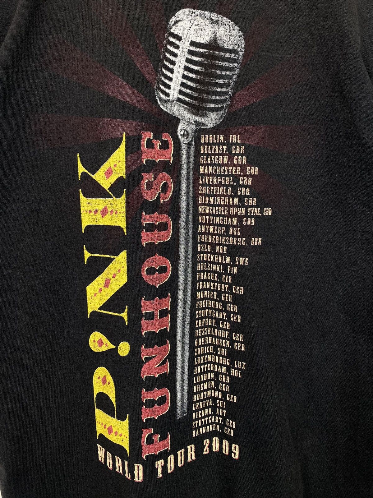 Band Tees Pink Funhouse 2009 World Tour Band T-Shirt Black Top Size M Size US M / EU 48-50 / 2 - 10 Thumbnail