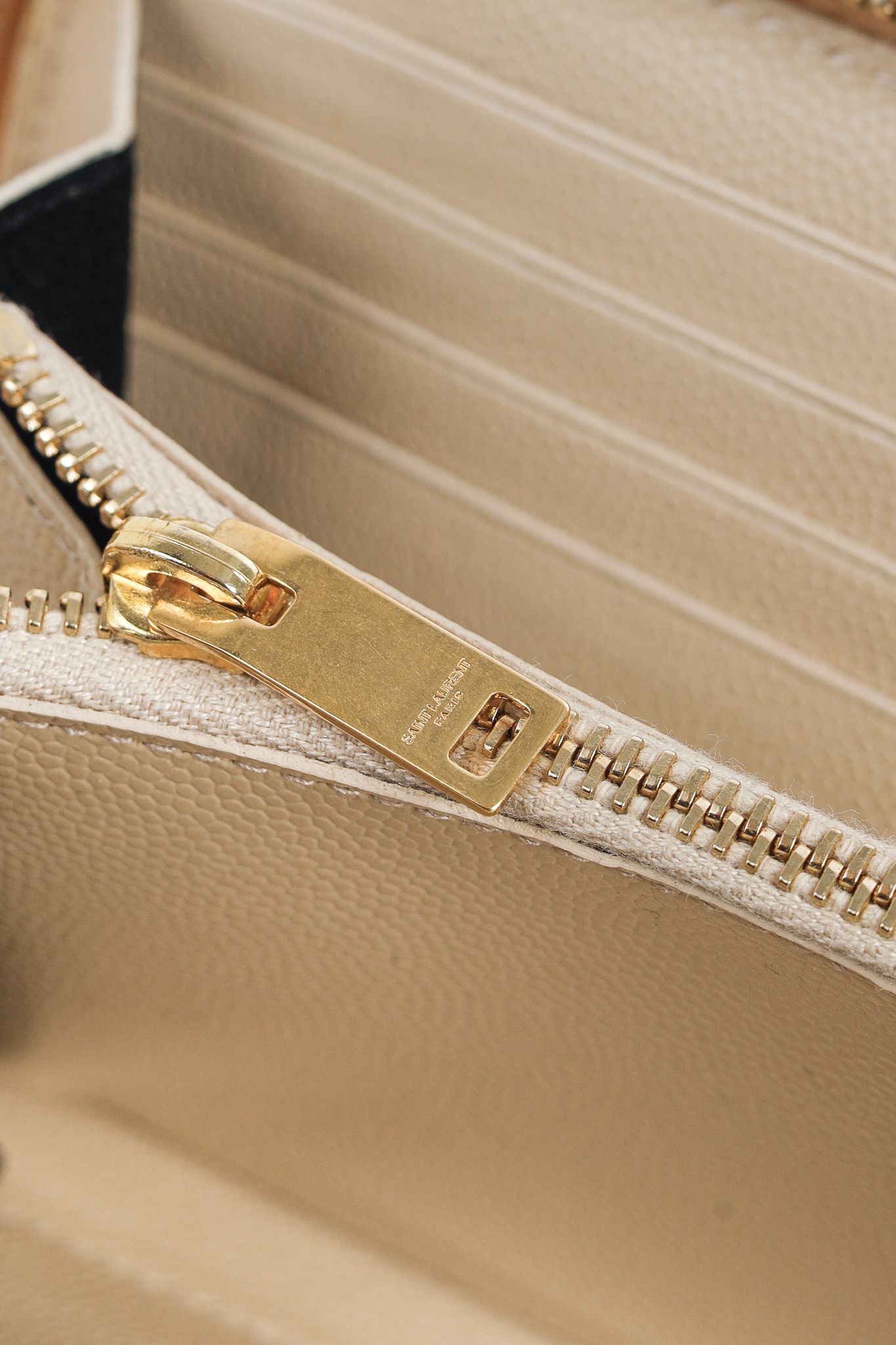 Saint Laurent Paris Saint Laurent Grain de Poudre Mattelasse Chevron YSL Wallet Size ONE SIZE - 9 Thumbnail