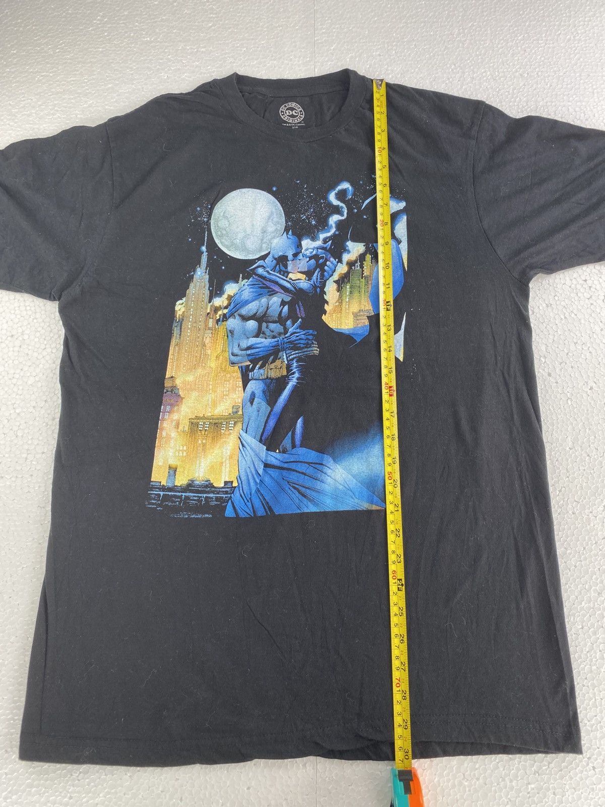 DC Comics × Marvel Comics Cool Batman Catwoman love Graphic Tshirt (B9) Size US L / EU 52-54 / 3 - 6 Thumbnail