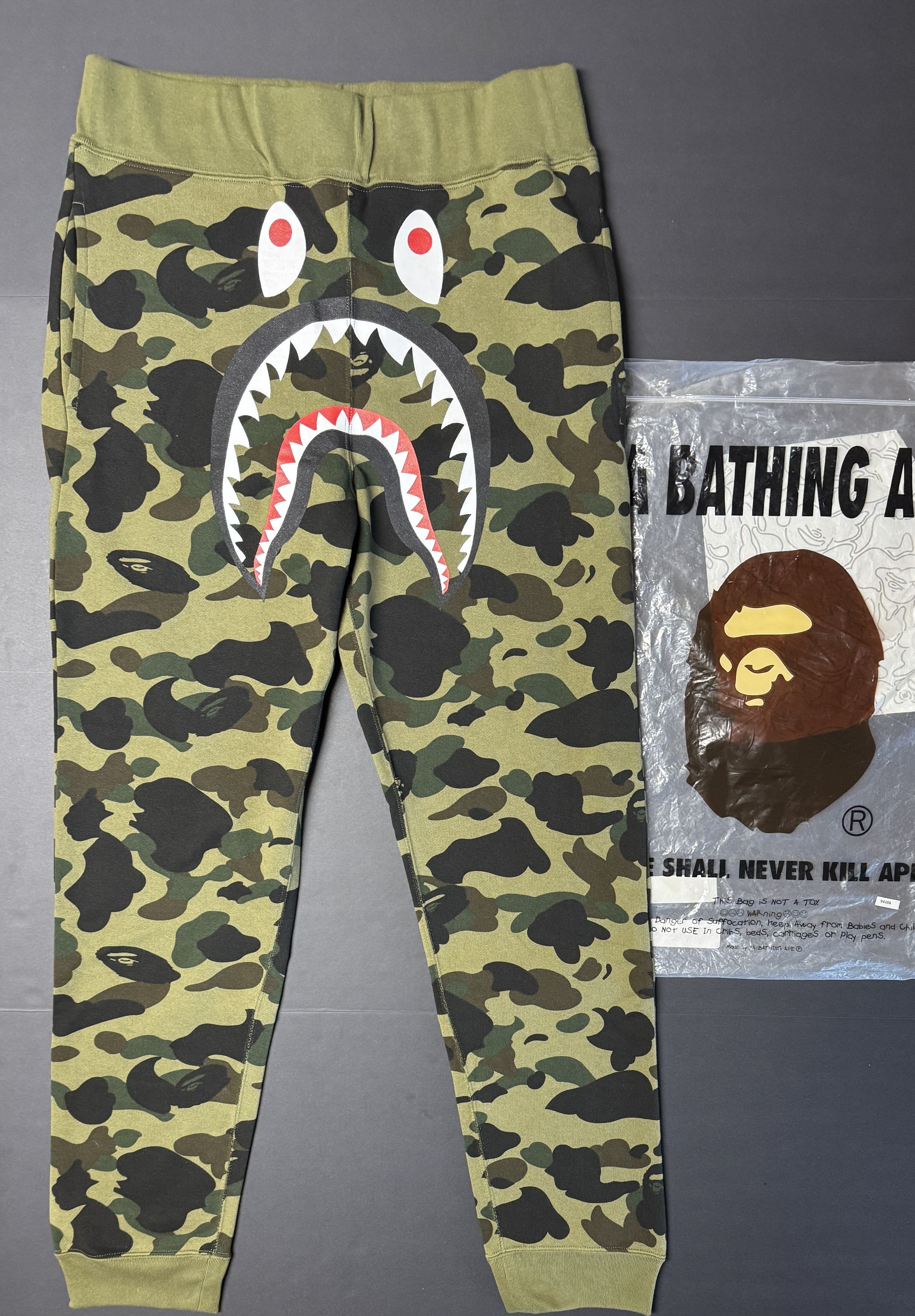 Bape BAPE 1st Camo Shark Slim Sweatpants Green Size US 34 / EU 50 - 1 Thumbnail