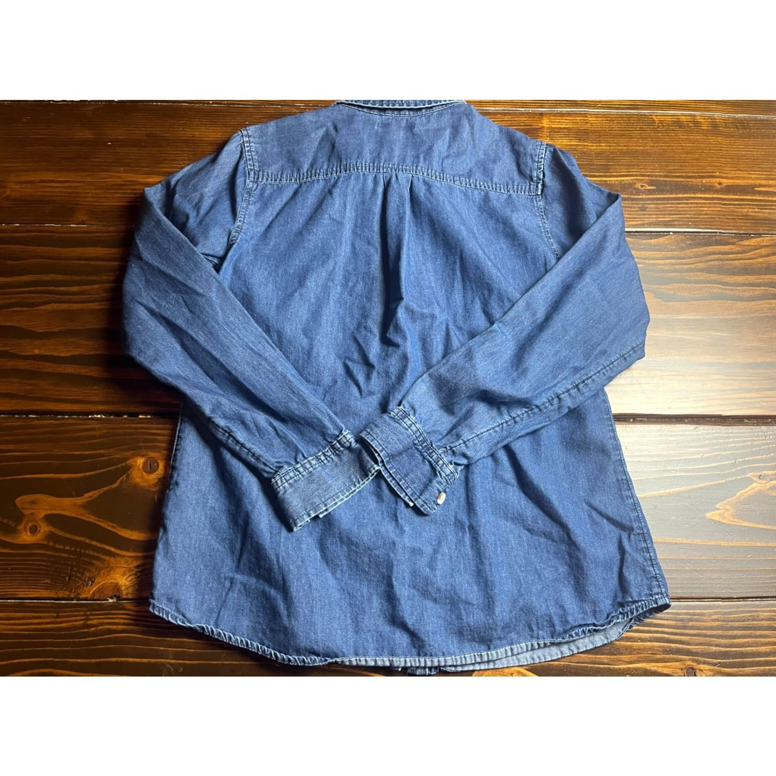 Croft & Barrow Croft & Barrow Shirt Women's Size Small Blue Chambray Button Up Size S / US 4 / IT 40 - 2 Thumbnail