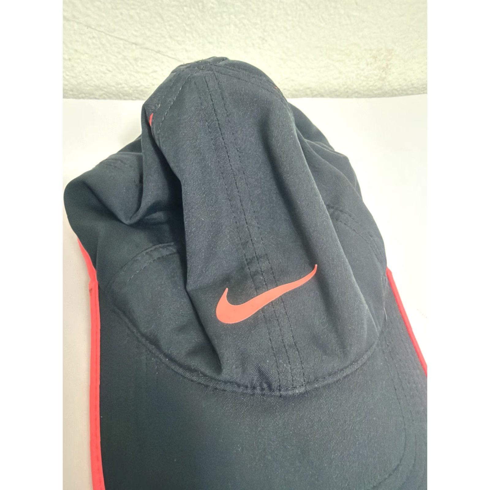 Nike VINTAGE Nike Featherlight DriFit Women’s Strapback Running Hat Black Hot Pink Hook Loop Size ONE SIZE - 4 Thumbnail