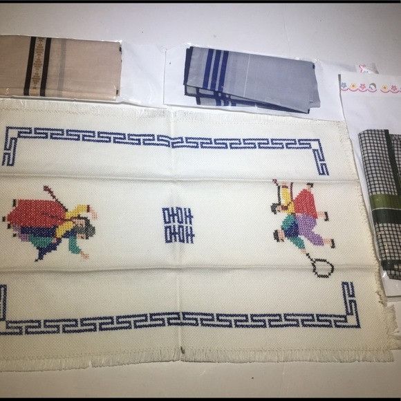 Vintage Vintage lot of 4 handkerchiefs and runner Size ONE SIZE - 1 Thumbnail