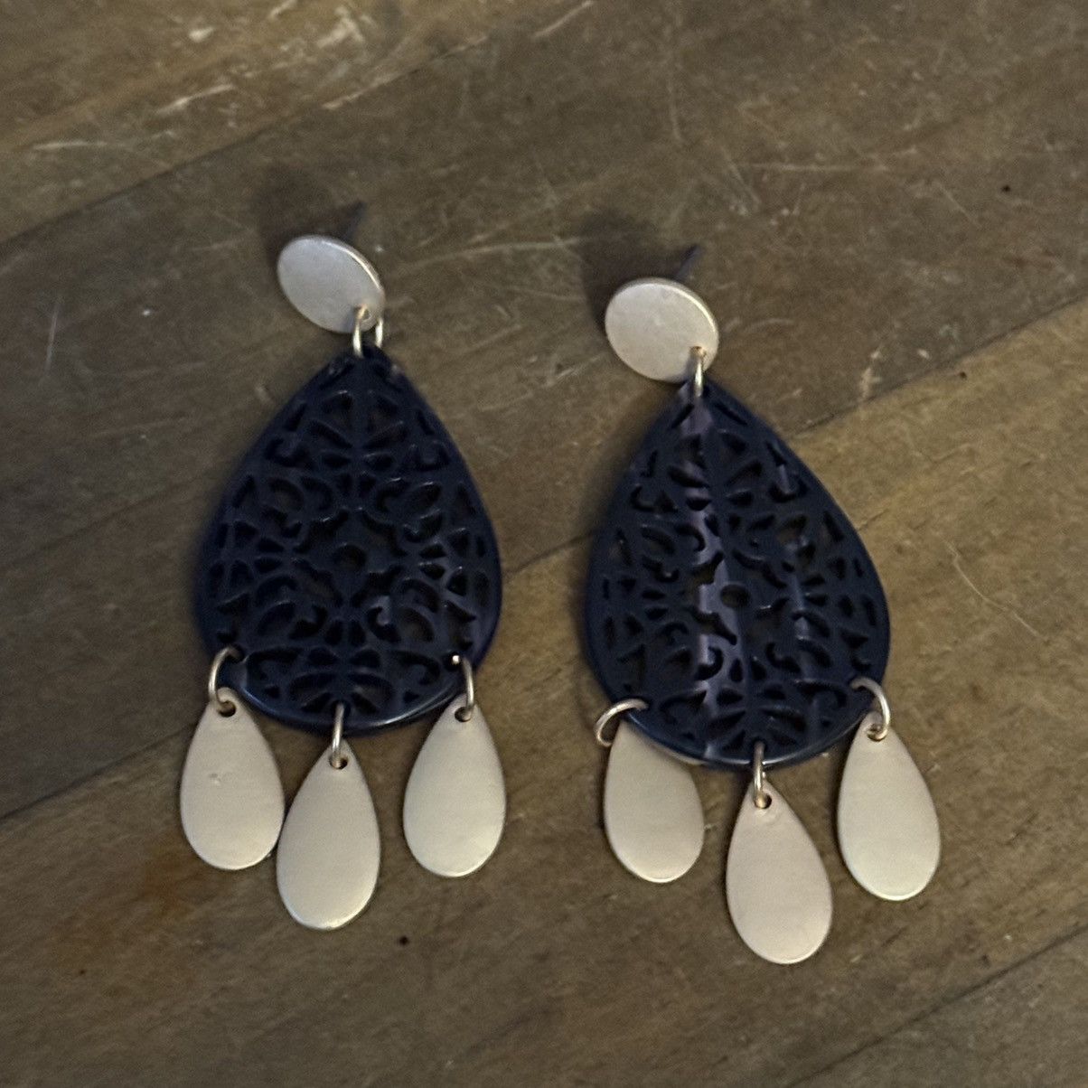 Other Black and gold filigree teardrop dangle earrings Size ONE SIZE - 3 Thumbnail