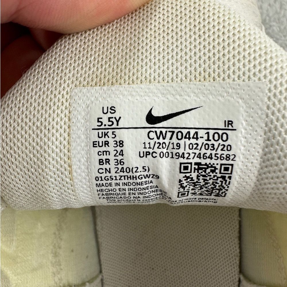 Nike Nike Air Max Plus White Metallic Silver (GS) Kids Size 5.5 Size US 5.5 / EU 38 - 5 Thumbnail