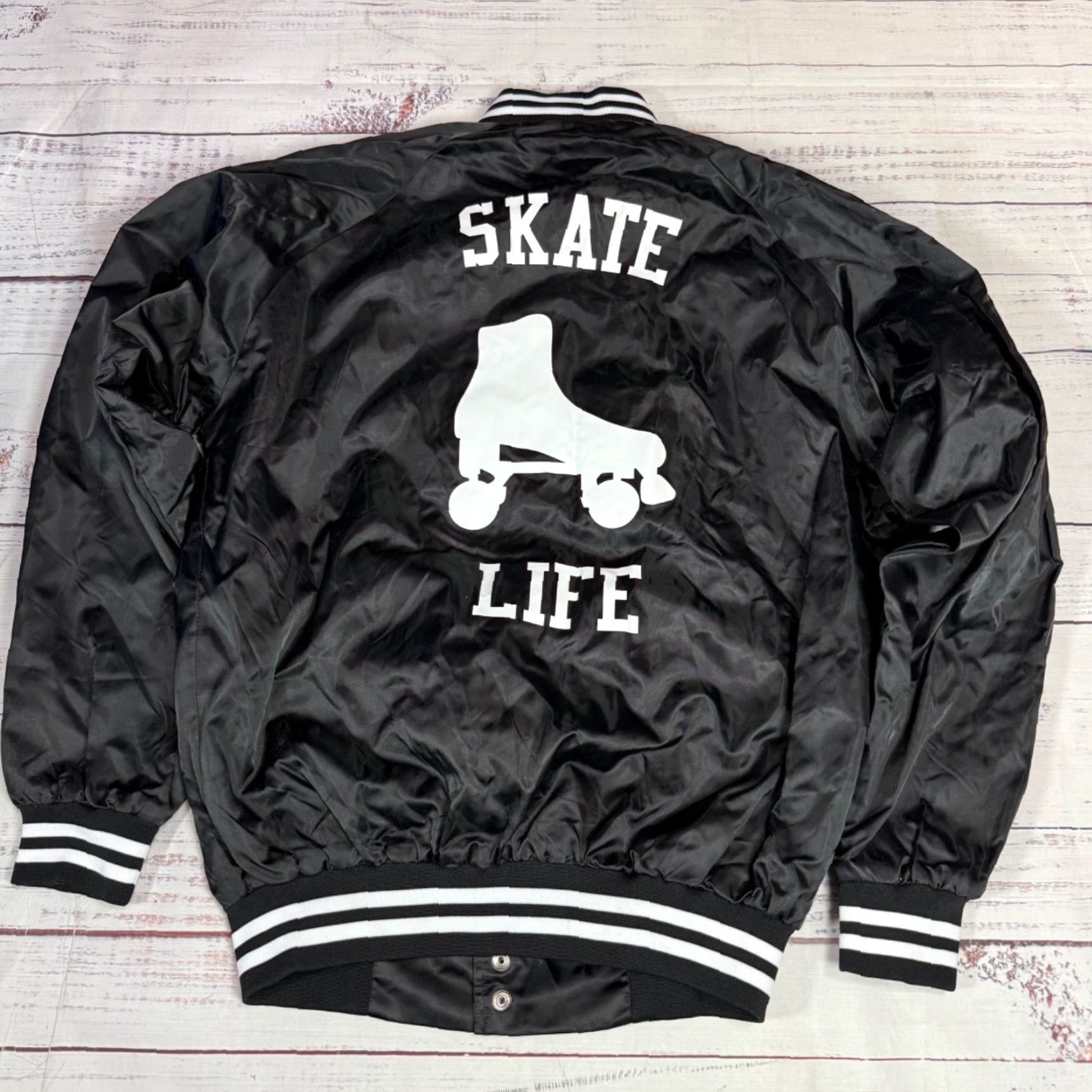 Alife Cardinal Mens Satin Jacket Size M Black Skate Life LES Snap Front Windbreaker Satin Jacket Mens Black Skate Life LES Snap Front Size US M / EU 48-50 / 2 - 4 Thumbnail