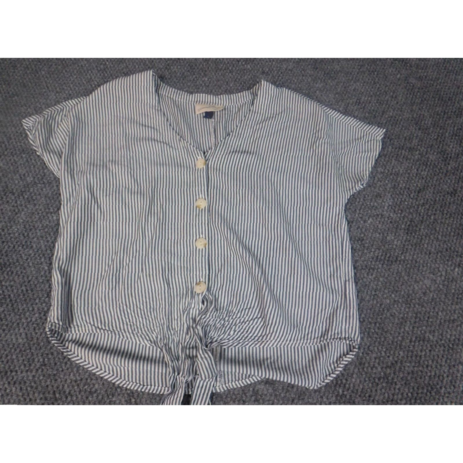 Vintage Universal Thread Womens Blouse XS Gray Striped Crew Neck Button Down Short Sleeve Casual Regular Ruffle Size XS / US 0-2 / IT 36-38 - 3 Thumbnail