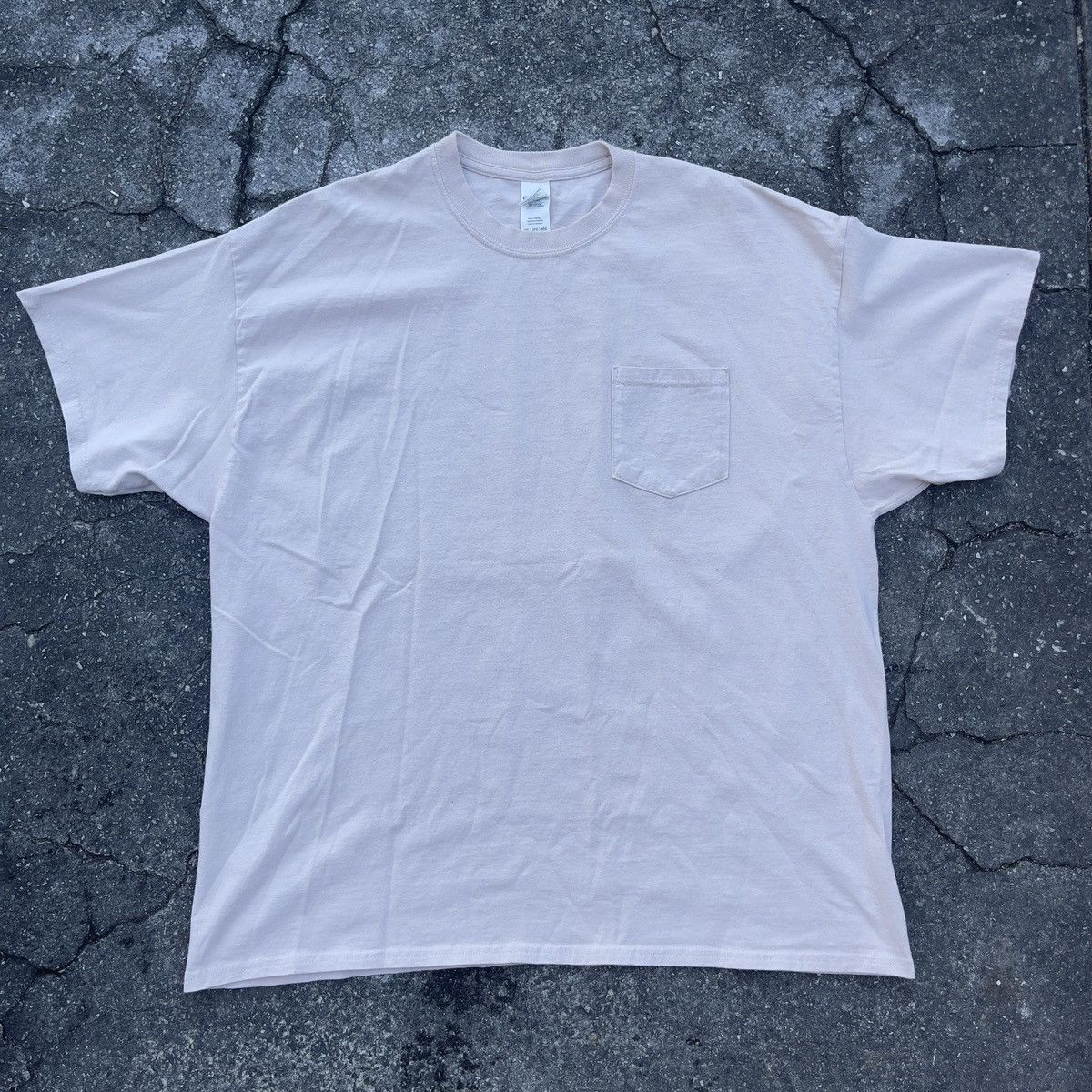 Vintage Vintage Y2K GILDAN Faded Sand Blank Pocket T Shirt Size US XXL / EU 58 / 5 - 1 Thumbnail