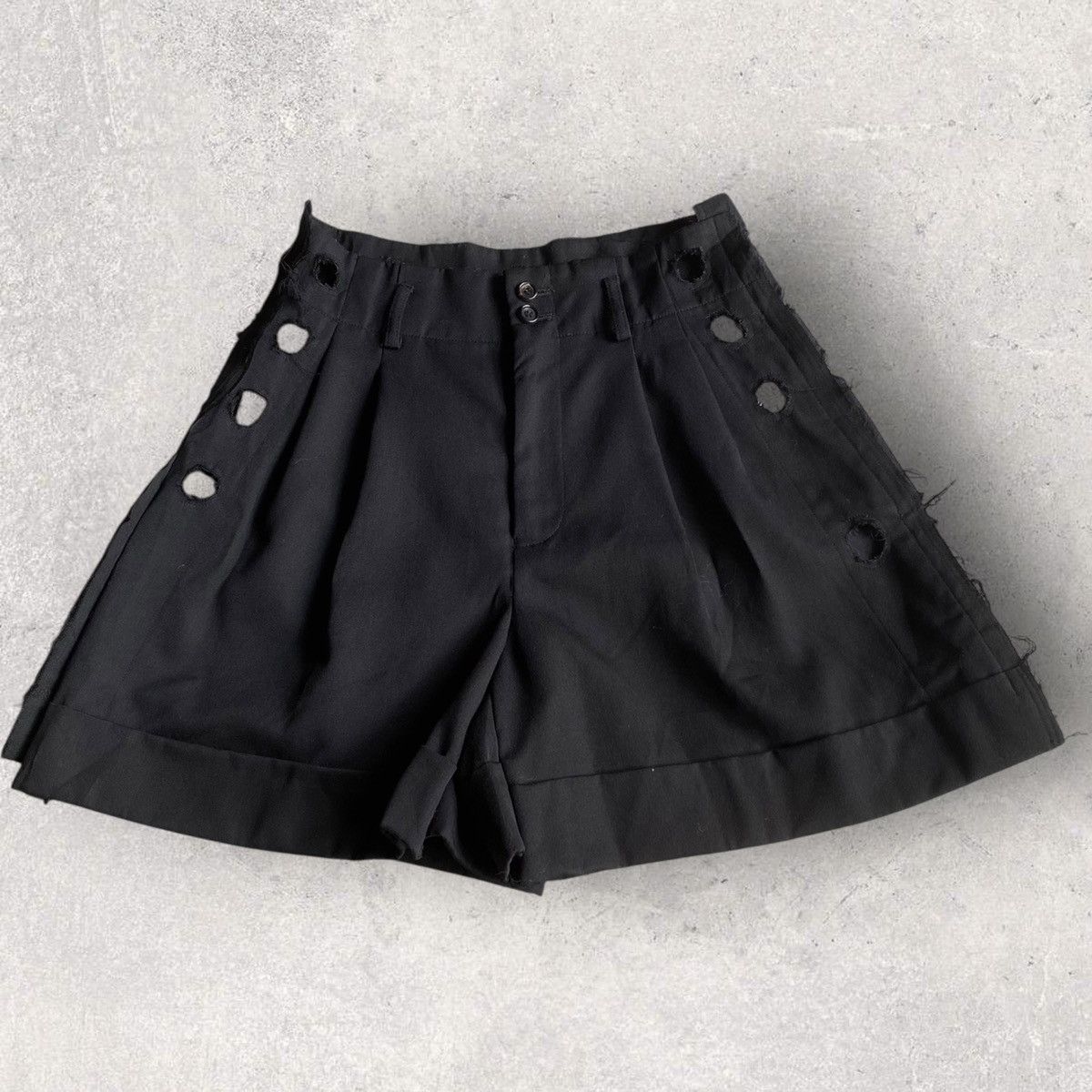 Comme des Garcons 2015 Comme Des Garcons Side Holes Pleats Shorts Size 27" / US 4 / IT 40 - 1 Thumbnail