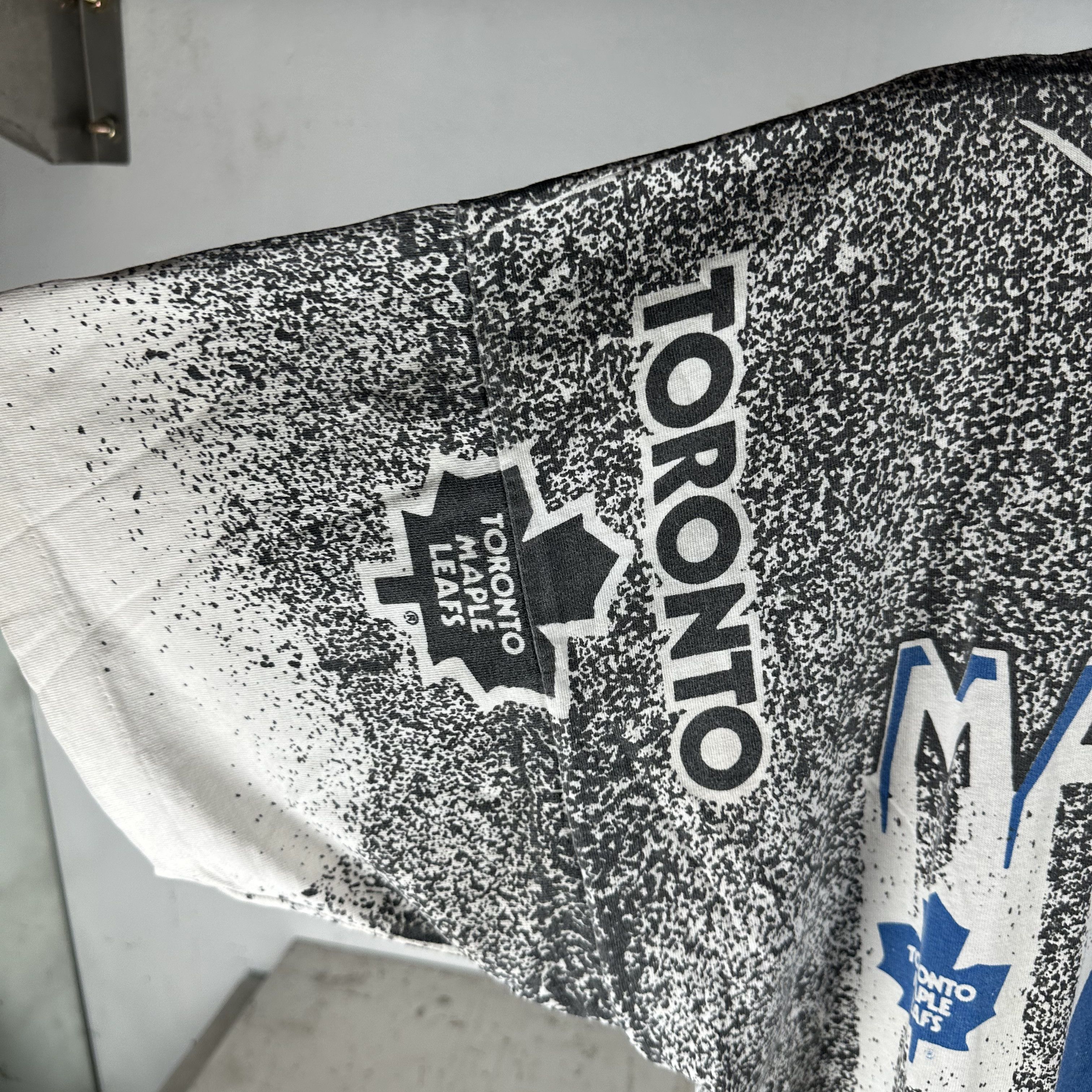 Vintage ​90s Toronto Maple Leafs All Over Print NHL AOP XL T-shirt Size US XL / EU 56 / 4 - 10 Thumbnail