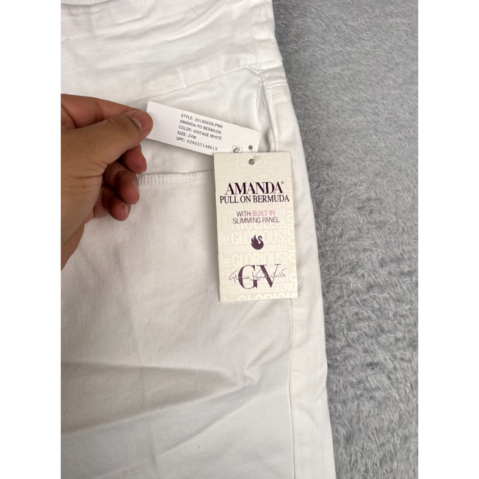 Gloria Vanderbilt VINTAGE Gloria Vanderbilt Shorts Womens Bermuda Pull On White 24W Cotton Denim 11 in 48 in Regular 5-Pocket Spring Summer Women Size 42" / US 20 - 5 Thumbnail