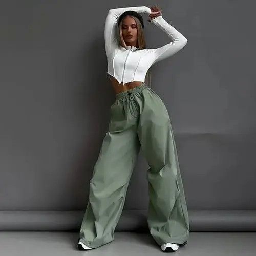 image of Vintage Women's Fashion Cargo Pants in Green (Size 28)