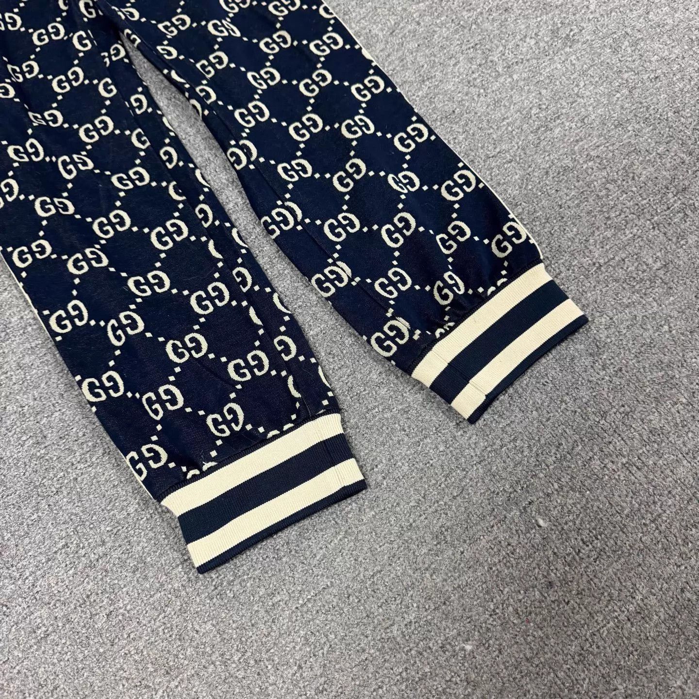 Gucci Gucci Navy GG all over print cuffed sweatpants XS Size 25" / US 0 / IT 36 - 3 Thumbnail