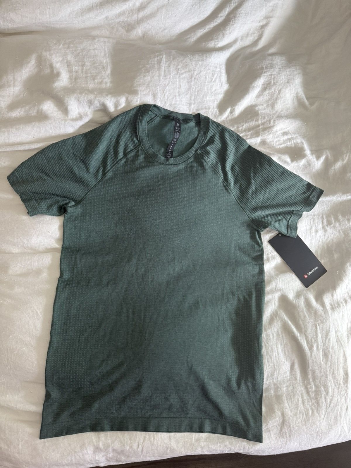Lululemon Metal Vent Tech Short Short Sleeve Size US XS / EU 42 / 0 - 1 Thumbnail