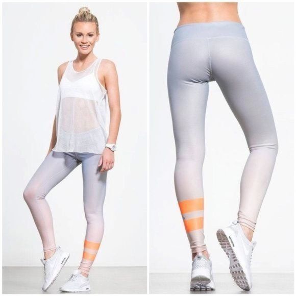 Alo Yoga Alo Yoga Airbrush Gradient Sky Leggings Size 30" / US 8 / IT 44 - 2 Thumbnail