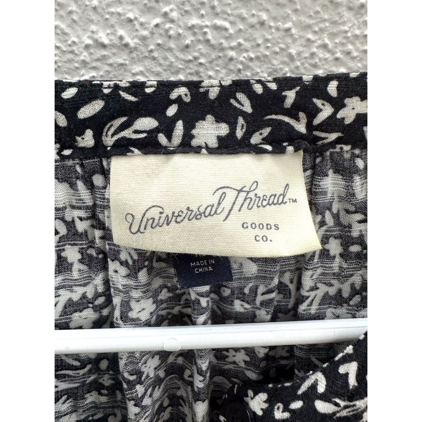 Vintage VINTAGE? No — Universal Thread Black Floral Button-Up Long Sleeve Blouse XS Women’s Shirt Size XS / US 0-2 / IT 36-38 - 4 Thumbnail