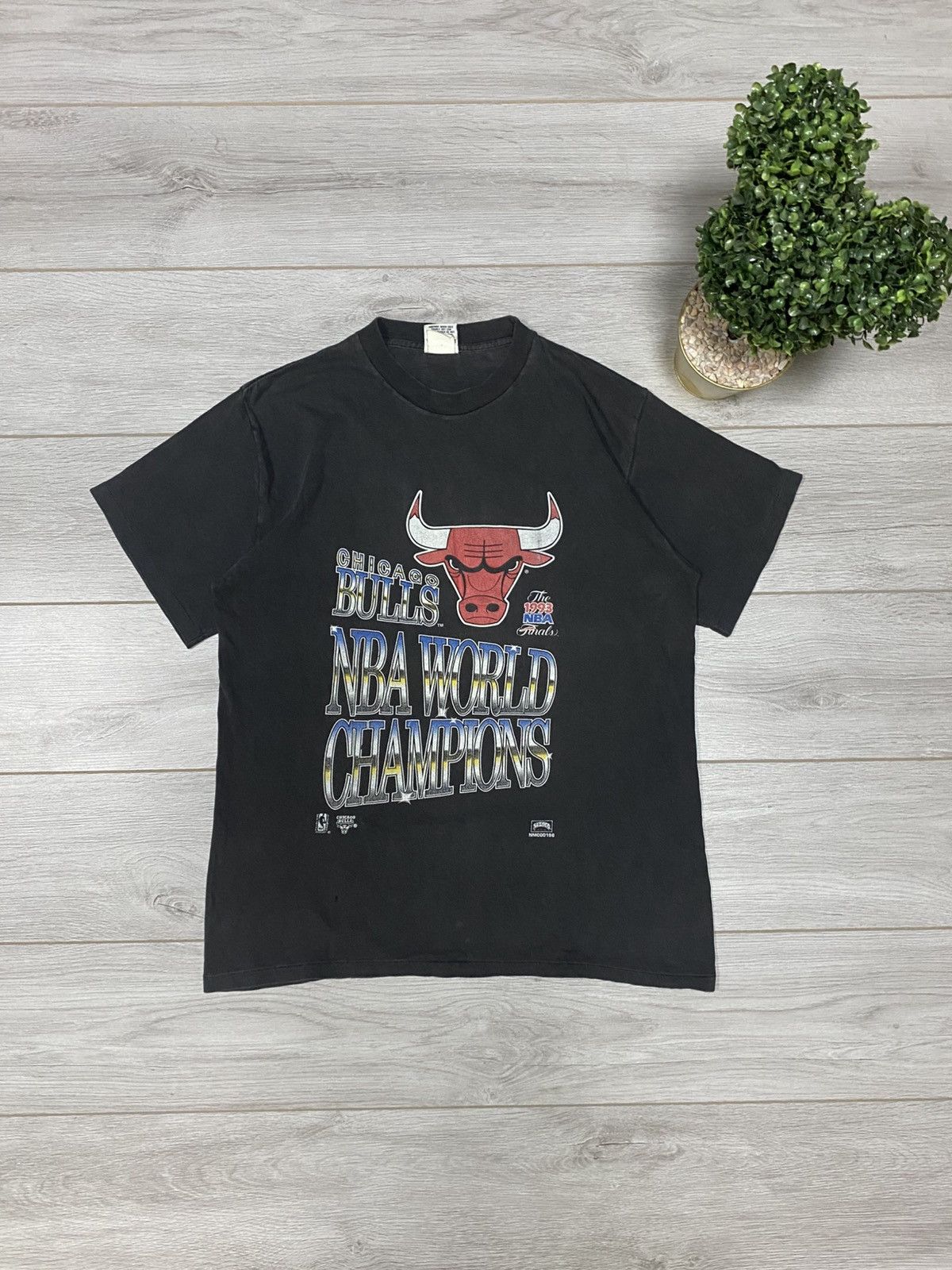Nutmeg Nutmeg Chicago Bulls USA 90s vintage tee world champions Size US L / EU 52-54 / 3 - 1 Thumbnail